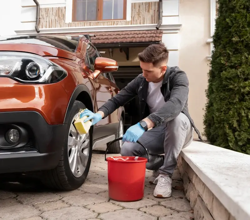 Lavage auto à domicile Entrammes : professionnel intervenant sur un véhicule